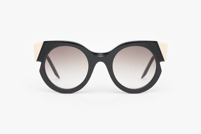 DAS MODEL Black and Cream